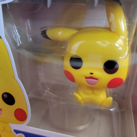Pikachu funko # 842 (nib) With pop protector - Picture 3 of 7